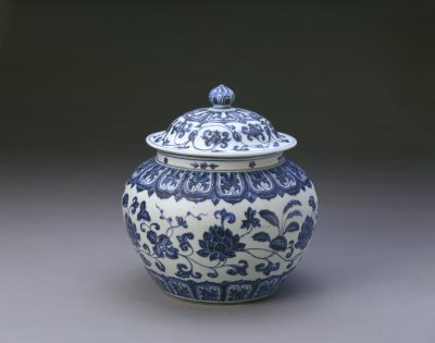 图片[1]-Blue and white covered pot with tangled branches and lotus patterns-China Archive